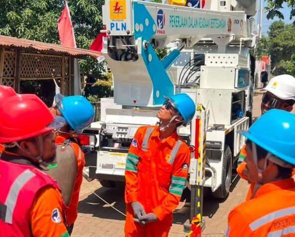 Jelang HUT ke-81 RI, PLN Perkuat Jaringan Listrik di Jalan Nipa-Nipa Makassar dengan Pemeliharaan Isolator Tumpu