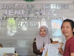 Ketua SPMP Serahkan Bukti Dugaan Korupsi Dana Kapitasi Dinkes ke Kejari Jeneponto