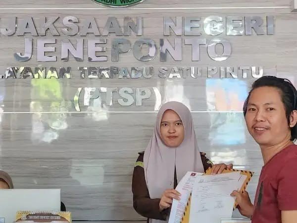 Ketua SPMP Serahkan Bukti Dugaan Korupsi Dana Kapitasi Dinkes ke Kejari Jeneponto