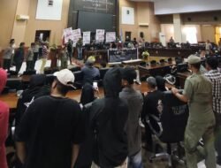Ruang Paripurna Dikuasai Demonstran, 40 Anggota DPRD Jeneponto Mendadak Menghilang