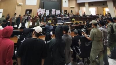 Ruang Paripurna Dikuasai Demonstran, 40 Anggota DPRD Jeneponto Mendadak Menghilang