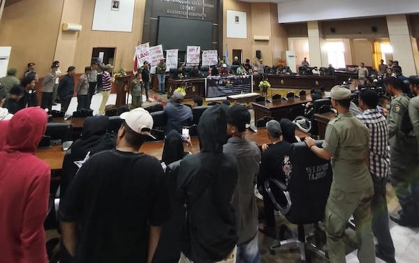 Ruang Paripurna Dikuasai Demonstran, 40 Anggota DPRD Jeneponto Mendadak Menghilang