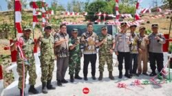 Polres Jeneponto Bagikan Bendera Merah Putih ke Warga Dusun Terpencil