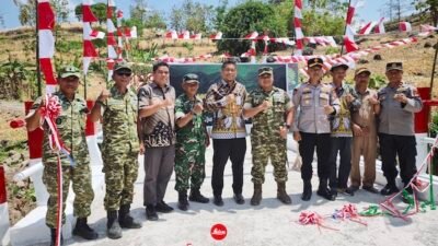 Polres Jeneponto Bagikan Bendera Merah Putih ke Warga Dusun Terpencil