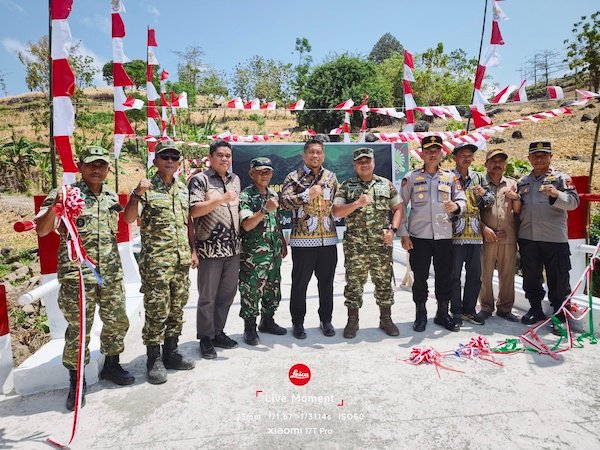 Polres Jeneponto Bagikan Bendera Merah Putih ke Warga Dusun Terpencil
