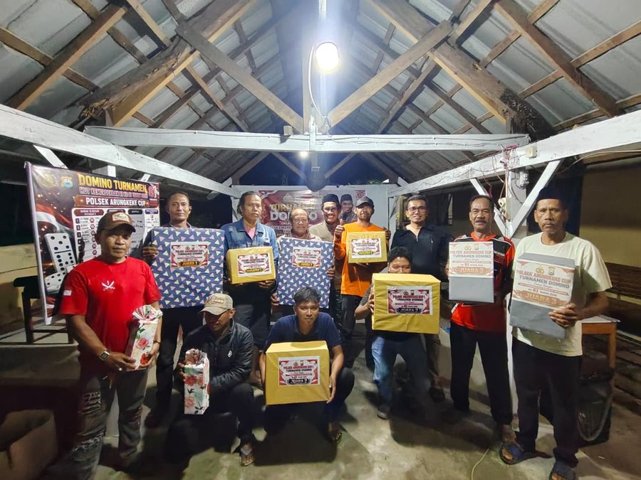 Sambut HUT ke-81 RI, Polsek Arungkeke Gelar Turnamen Domino Bareng Warga