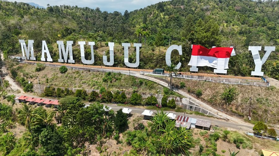 Lanal Mamuju dan BPBD Sulbar Kibarkan Bendera Raksasa di Mamuju City
