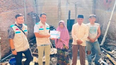 Tebar Kebaikan Jelang HUT RI, YBM PLN UP3 Makassar Selatan Bantu Korban Kebakaran di Toddopuli