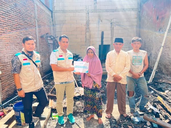 Tebar Kebaikan Jelang HUT RI, YBM PLN UP3 Makassar Selatan Bantu Korban Kebakaran di Toddopuli