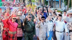 Tampil ala Bung Karno, Gubernur Andi Sudirman Pimpin Kirab Kemerdekaan di Makassar