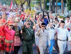Tampil ala Bung Karno, Gubernur Andi Sudirman Pimpin Kirab Kemerdekaan di Makassar