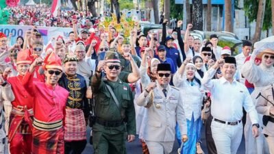 Tampil ala Bung Karno, Gubernur Andi Sudirman Pimpin Kirab Kemerdekaan di Makassar