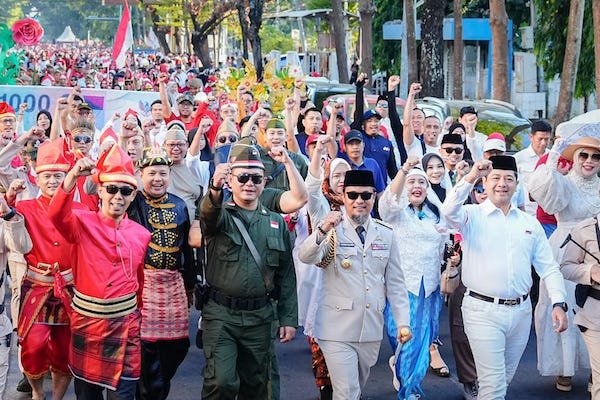 Tampil ala Bung Karno, Gubernur Andi Sudirman Pimpin Kirab Kemerdekaan di Makassar