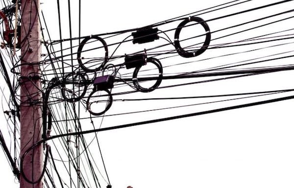 DPRD Minta Pemkot Tertibkan Kabel Internet dan TV Kabel Semrawut di Makassar