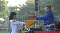 Appi-Aliyah Kenakan Pakaian Adat Bugis saat Penurunan Bendera HUT RI ke-8