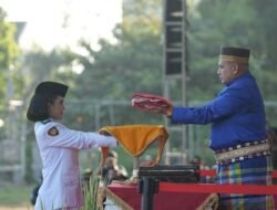 Appi-Aliyah Kenakan Pakaian Adat Bugis saat  Penurunan Bendera HUT RI ke-8