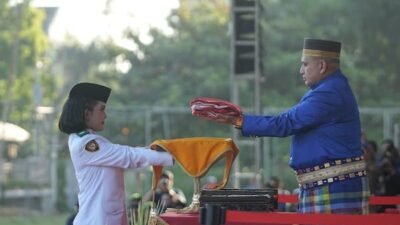 Appi-Aliyah Kenakan Pakaian Adat Bugis saat Penurunan Bendera HUT RI ke-8
