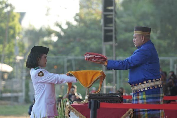 Appi-Aliyah Kenakan Pakaian Adat Bugis saat Penurunan Bendera HUT RI ke-8
