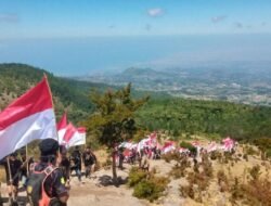 Rayakan Kemerdekaan Diatas Awan, 81 Merah Putih Tembus Puncak Bulu Bialo Jeneponto