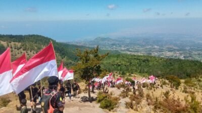 Rayakan Kemerdekaan Diatas Awan, 81 Merah Putih Tembus Puncak Bulu Bialo Jeneponto
