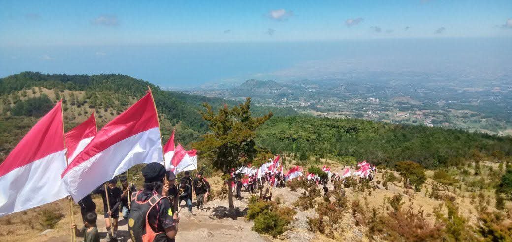 Rayakan Kemerdekaan Diatas Awan, 81 Merah Putih Tembus Puncak Bulu Bialo Jeneponto