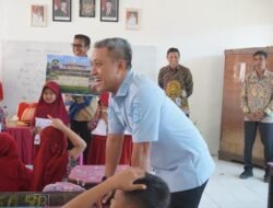 Ringankan Beban Orang Tua, Bupati Jeneponto Boyong Kadisdikbud Salurkan Seragam Sekolah Gratis