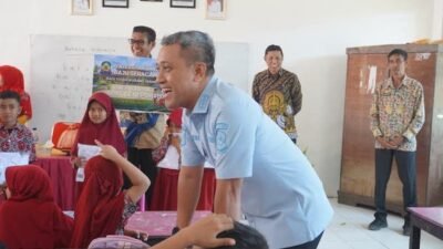 Ringankan Beban Orang Tua, Bupati Jeneponto Boyong Kadisdikbud Salurkan Seragam Sekolah Gratis