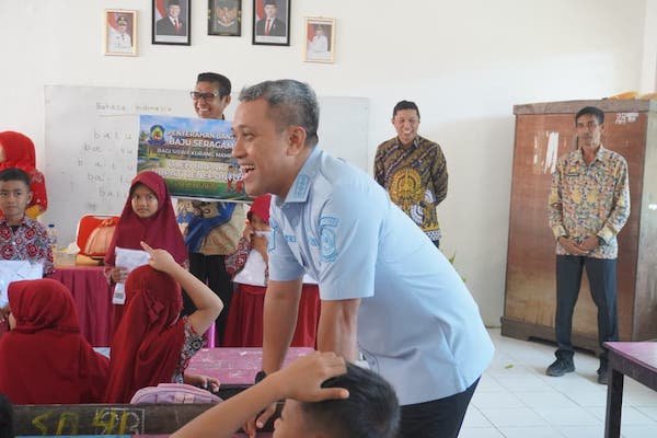 Ringankan Beban Orang Tua, Bupati Jeneponto Boyong Kadisdikbud Salurkan Seragam Sekolah Gratis