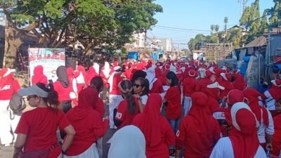 Pedagang Pasar Senggol Gelar Senam Kemerdekaan, Warga Tumpah Ruah