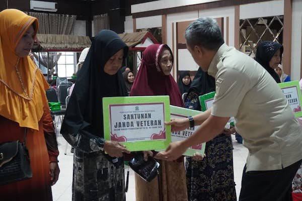 Pemkab Jeneponto Serahkan Santunan Kepada 60 Janda Veteran dalam Rangka HUT RI ke-81