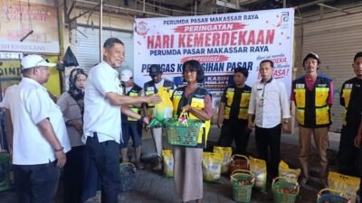 Semarak HUT RI, 80 Petugas Kebersihan Pasar Makassar Terima Sembako