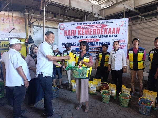 Semarak HUT RI, 80 Petugas Kebersihan Pasar Makassar Terima Sembako