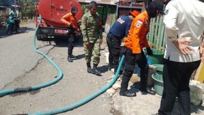 Kemarau Panjang, Babinsa Bontotangnga-BPBD Jeneponto Salurkan Air Bersih di Bumbungloe