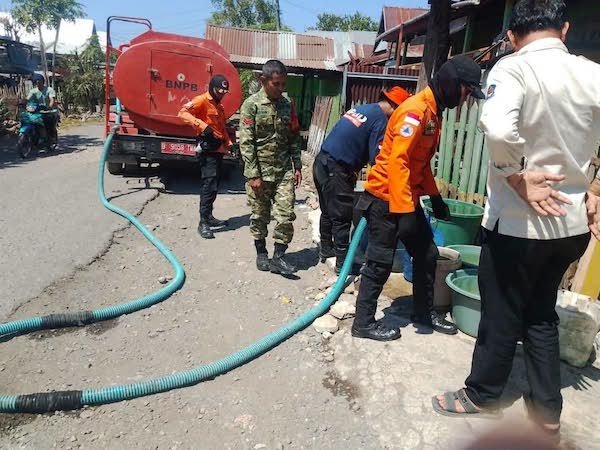Kemarau Panjang, Babinsa Bontotangnga-BPBD Jeneponto Salurkan Air Bersih di Bumbungloe