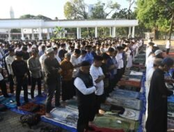Gubernur Sulsel Bersama Ribuan Warga Gelar Salat Istisqa, Panjatkan Doa Agar Hujan Turun