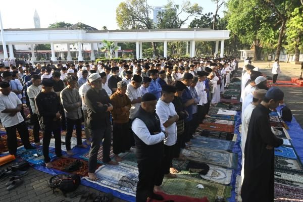 Gubernur Sulsel Bersama Ribuan Warga Gelar Salat Istisqa, Panjatkan Doa Agar Hujan Turun