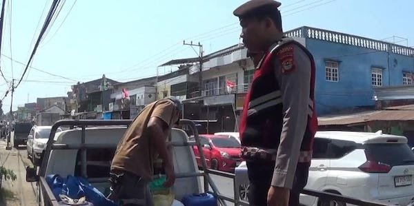 Bawa Ratusan Liter Miras Jenis Ballo dalam Pikap, Pria di Gowa Diamankan Polis