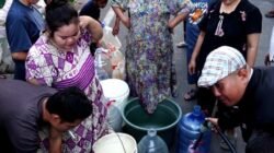 PDAM Makassar Sisir Lorong hingga Malam, Salurkan Bantuan Air Gratis