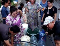 PDAM Makassar Sisir Lorong hingga Malam, Salurkan Bantuan Air Gratis