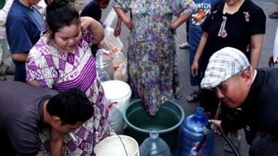 PDAM Makassar Sisir Lorong hingga Malam, Salurkan Bantuan Air Gratis
