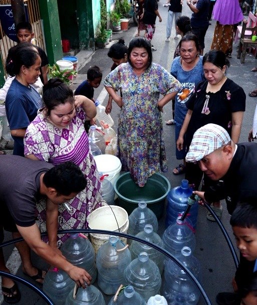 PDAM Makassar Sisir Lorong hingga Malam, Salurkan Bantuan Air Gratis