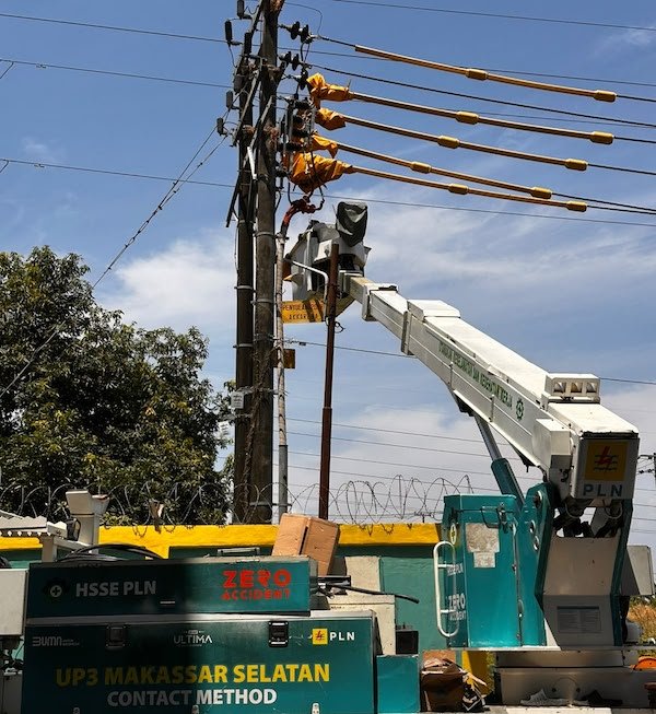Sambut Hari Pelanggan Nasional, PLN UP3 Makassar Selatan Rawat Jaringan di GI Tanjung Bunga