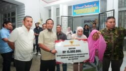 Gubernur Sulsel Serahkan Bantuan Kemanusiaan untuk 3 Korban Kebakaran di Jeneponto