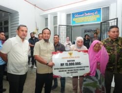 Gubernur Sulsel Serahkan Bantuan Kemanusiaan untuk 3 Korban Kebakaran di Jeneponto