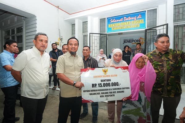 Gubernur Sulsel Serahkan Bantuan Kemanusiaan untuk 3 Korban Kebakaran di Jeneponto