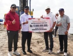 Gubernur Sulsel Serahkan Bantuan Rp8 Miliar untuk Masjid Terapung Pantai Merpati Bulukumba
