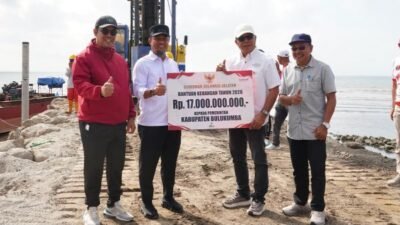 Gubernur Sulsel Serahkan Bantuan Rp8 Miliar untuk Masjid Terapung Pantai Merpati Bulukumba