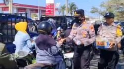 Kapolsek Arungkeke Bagi Air Gratis Saat Warga Antre BBM di SPBU Bulo-bulo
