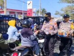Kapolsek Arungkeke Bagi Air Gratis Saat Warga Antre BBM di SPBU Bulo-bulo