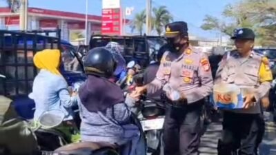 Kapolsek Arungkeke Bagi Air Gratis Saat Warga Antre BBM di SPBU Bulo-bulo